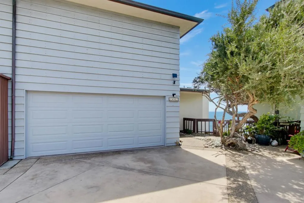 1660 Neptune Avenue Encinitas, CA 92024