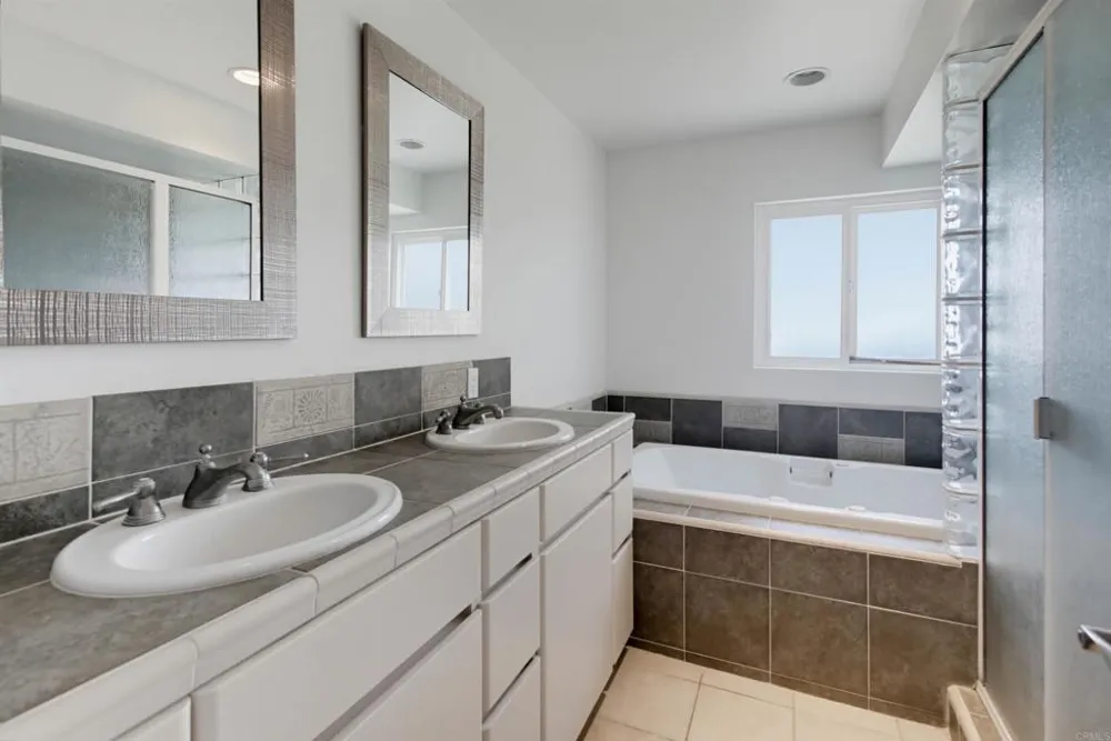 1660 Neptune Avenue Encinitas, CA 92024