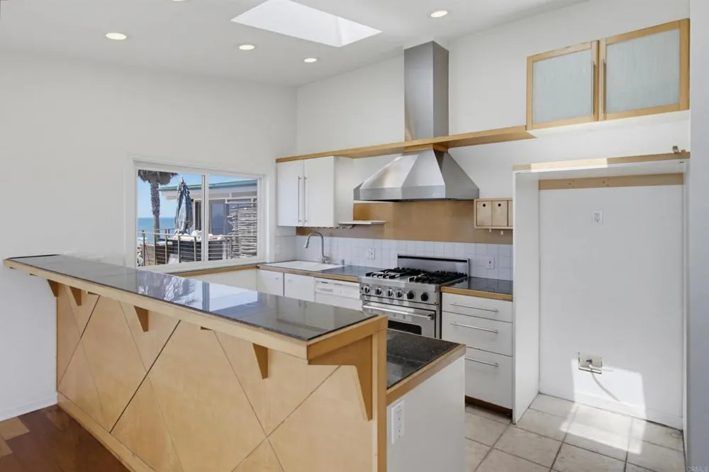 1660 Neptune Avenue Encinitas, CA 92024