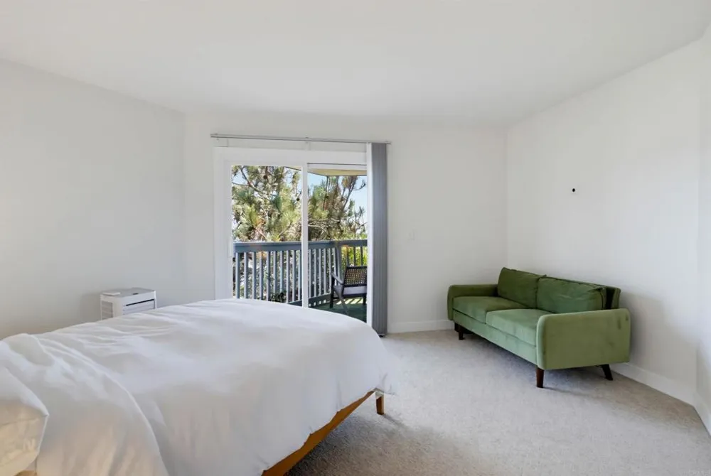 1660 Neptune Avenue Encinitas, CA 92024