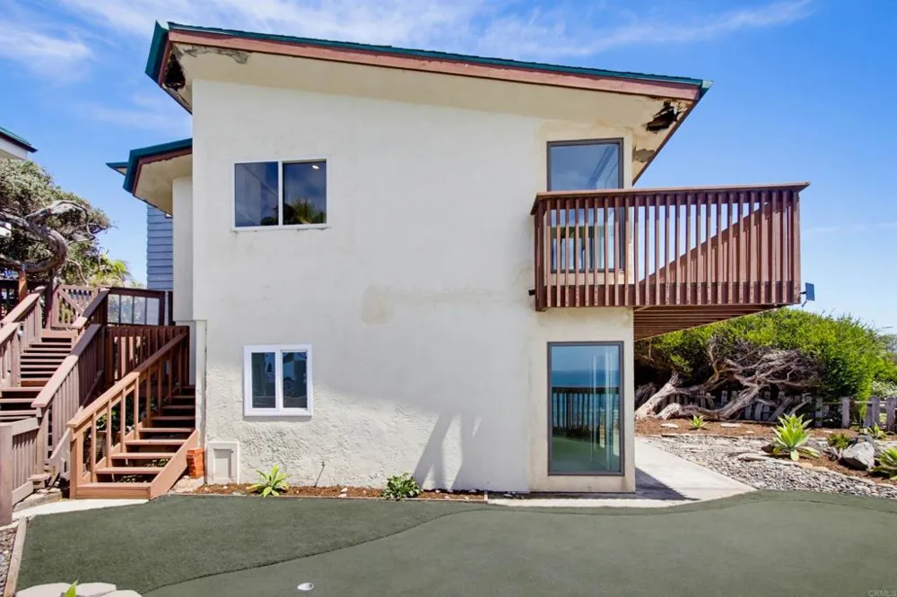 1660 Neptune Avenue Encinitas, CA 92024