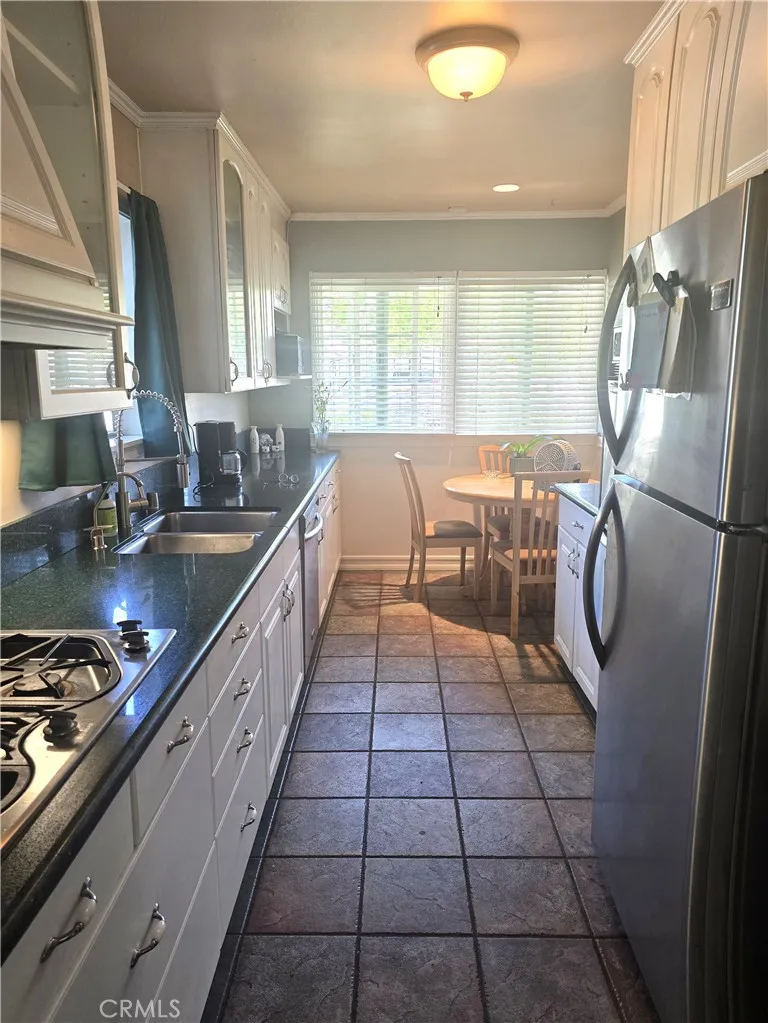17500 Arminta Northridge, CA 91325