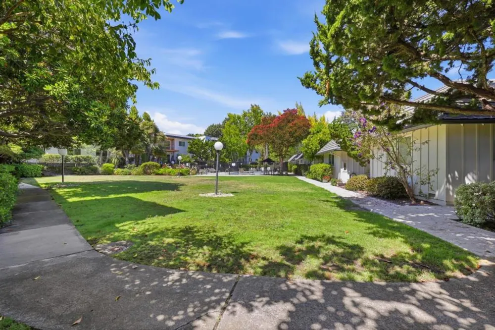 25 Willow Road #47 Menlo Park, CA 94025