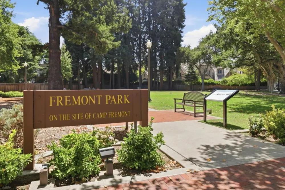 25 Willow Road #47 Menlo Park, CA 94025