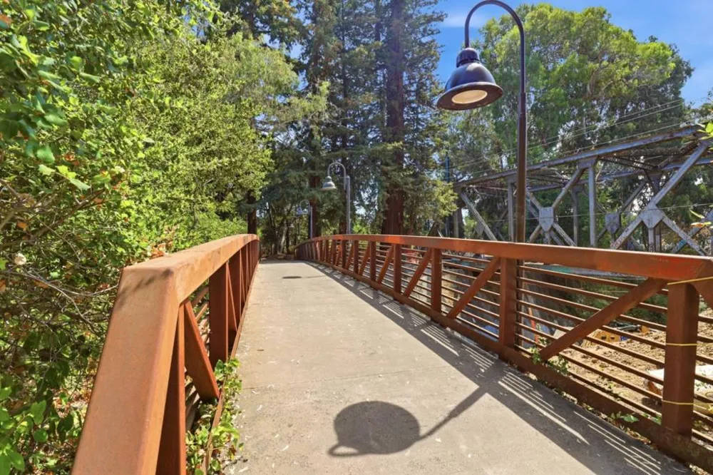 25 Willow Road #47 Menlo Park, CA 94025