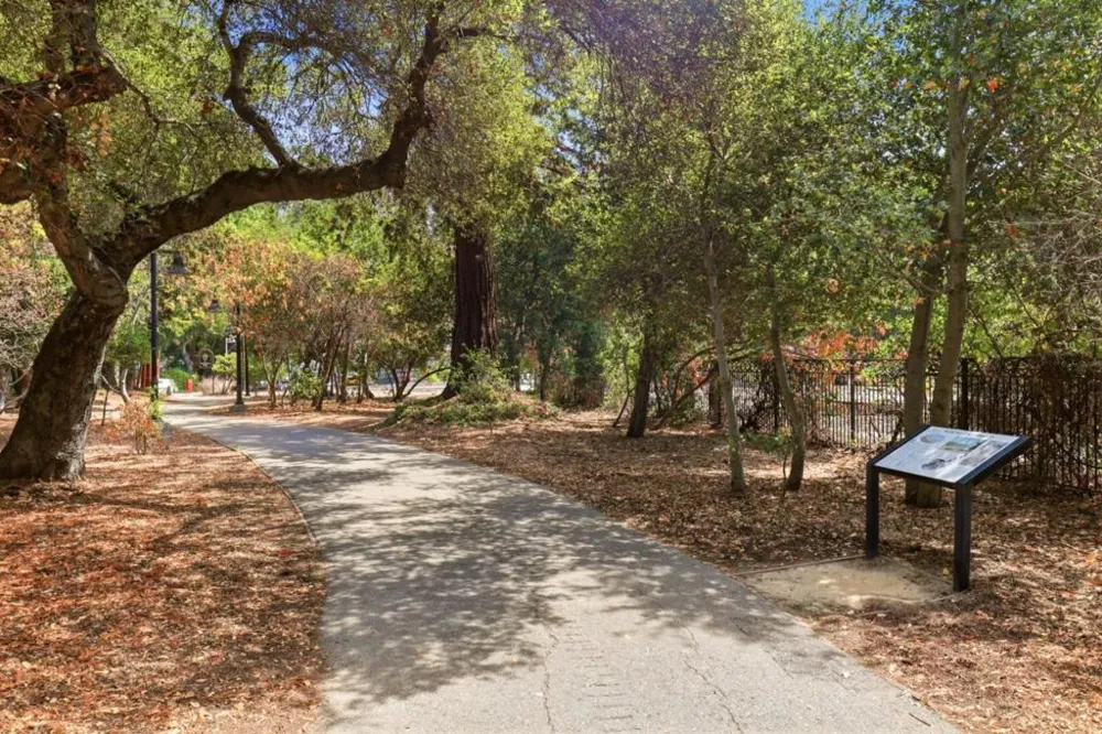 25 Willow Road #47 Menlo Park, CA 94025