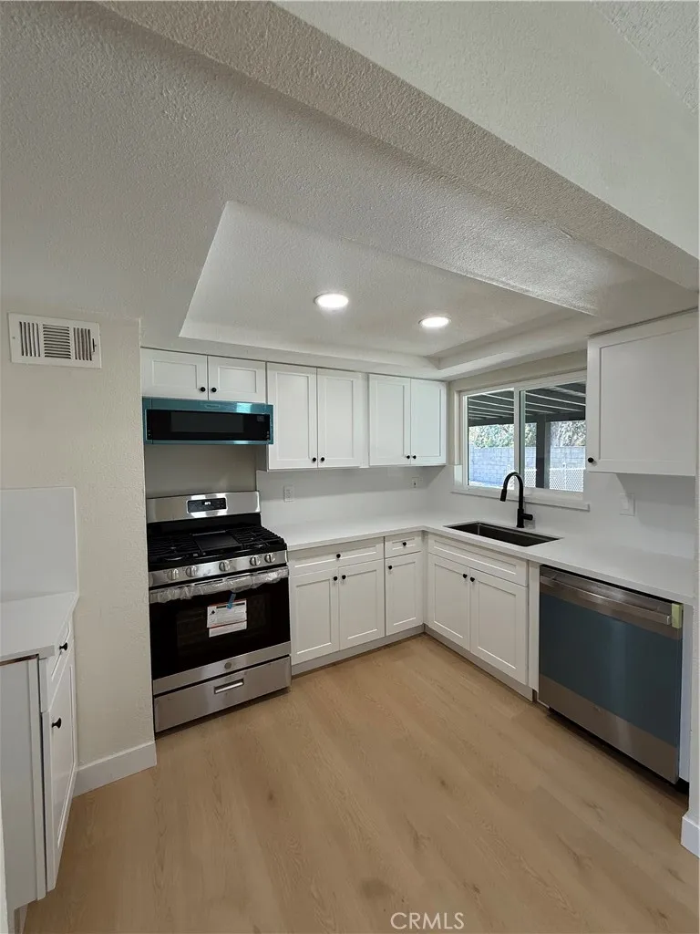 17041 Fairfax Fontana, CA 92336