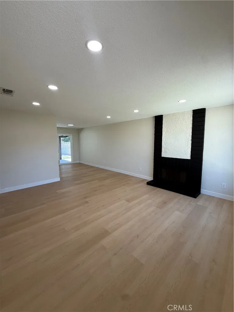 17041 Fairfax Fontana, CA 92336