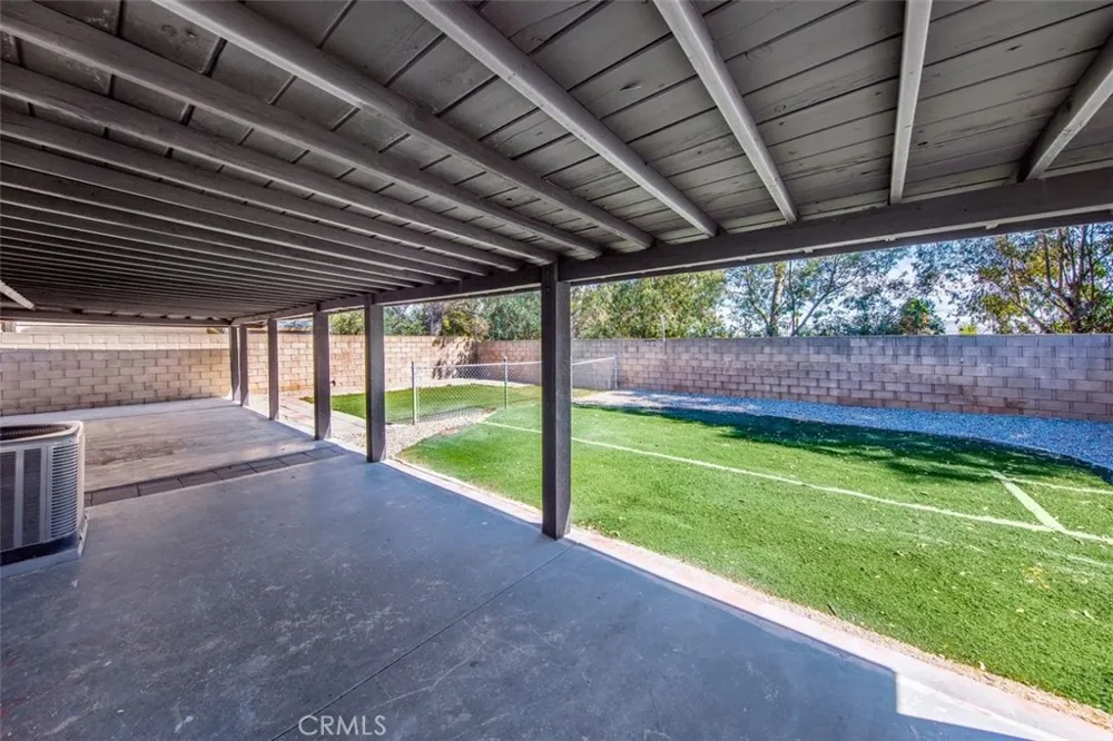 17041 Fairfax Fontana, CA 92336
