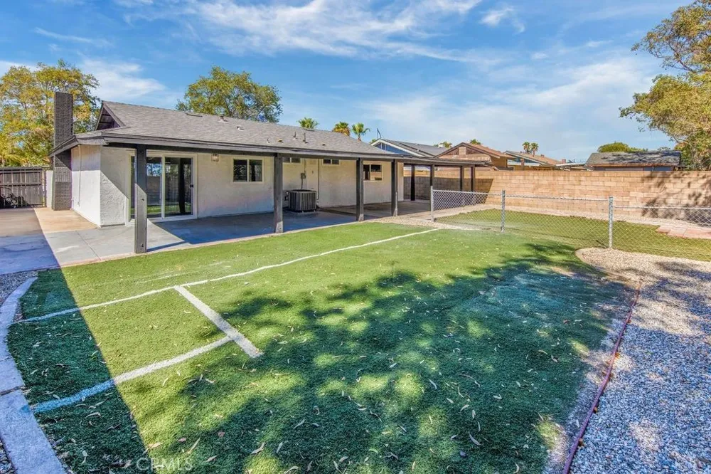 17041 Fairfax Fontana, CA 92336