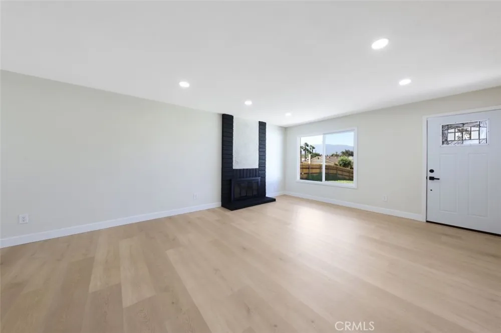 17041 Fairfax Fontana, CA 92336