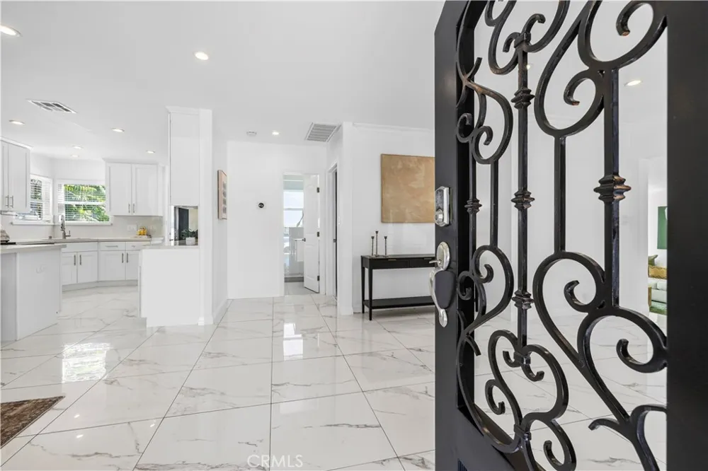 1320 N Catalina Burbank, CA 91505