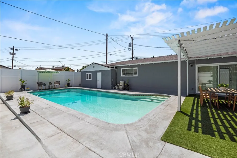 1320 N Catalina Burbank, CA 91505