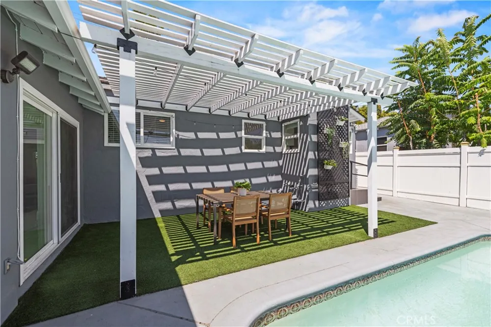 1320 N Catalina Burbank, CA 91505