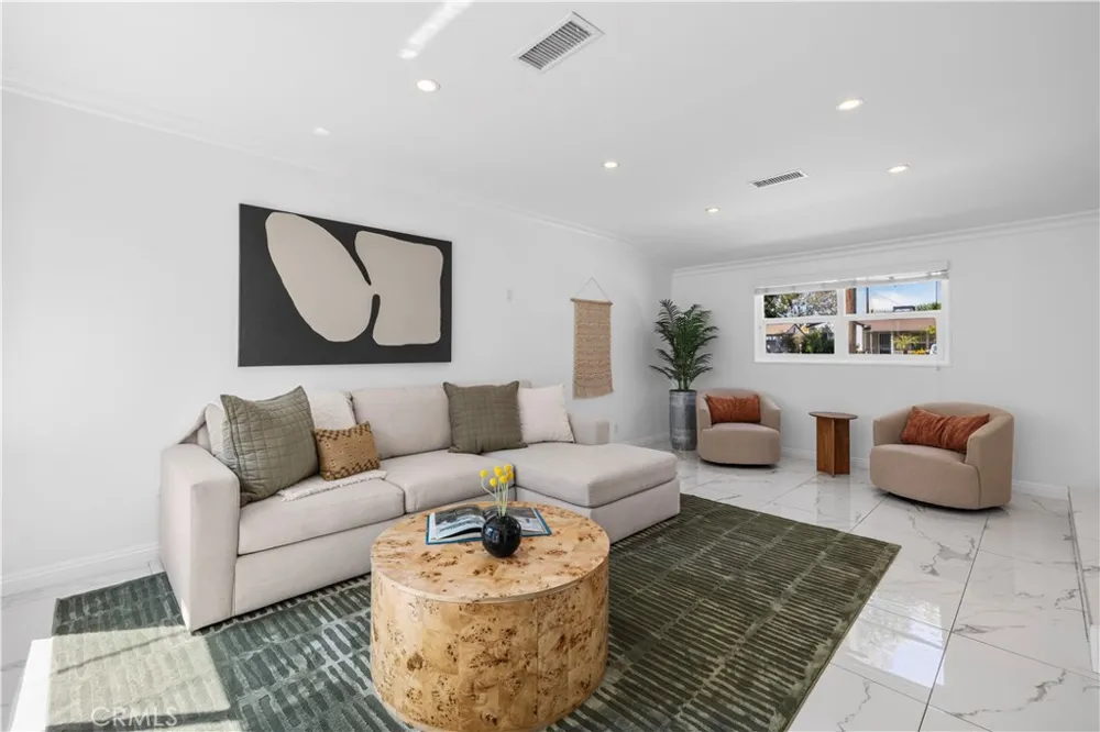 1320 N Catalina Burbank, CA 91505