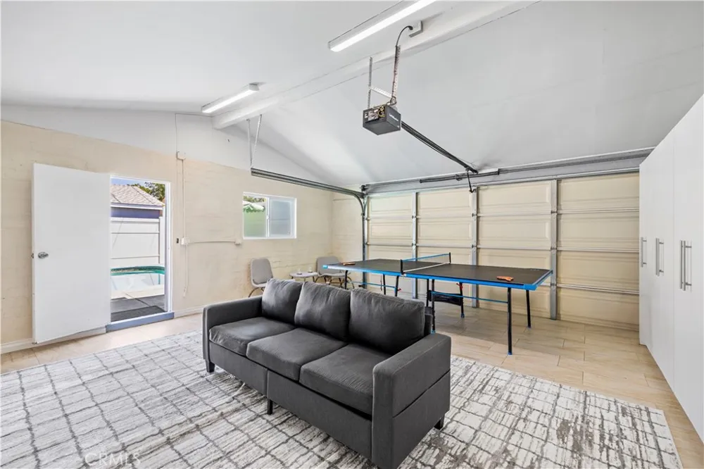 1320 N Catalina Burbank, CA 91505