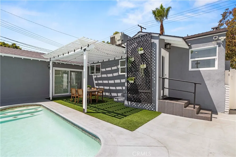 1320 N Catalina Burbank, CA 91505
