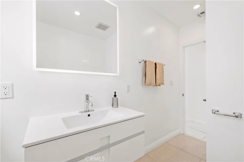 1320 N Catalina Burbank, CA 91505