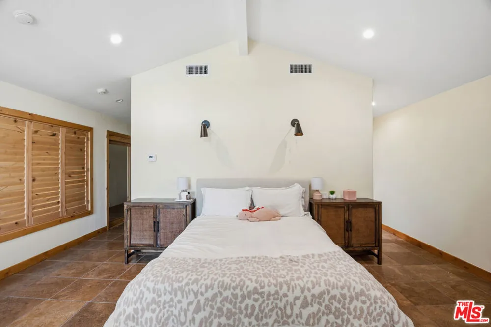 16820 Oak View Drive Encino, CA 91436