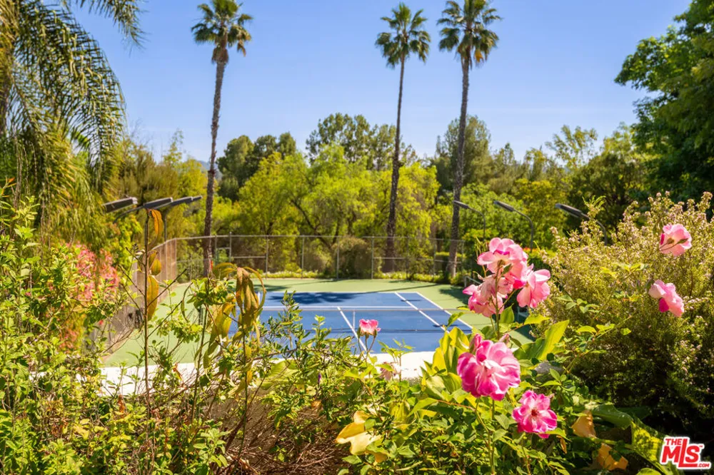 16820 Oak View Drive Encino, CA 91436