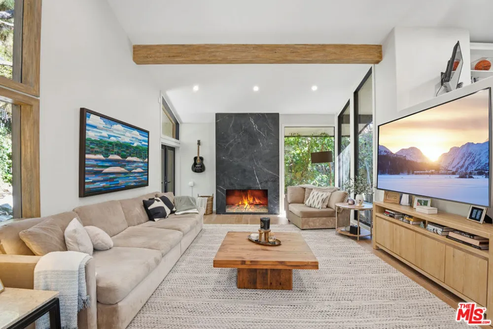 16820 Oak View Drive Encino, CA 91436