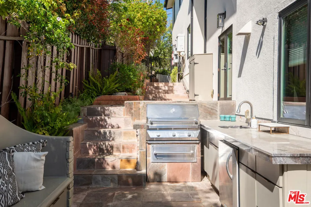 16820 Oak View Drive Encino, CA 91436