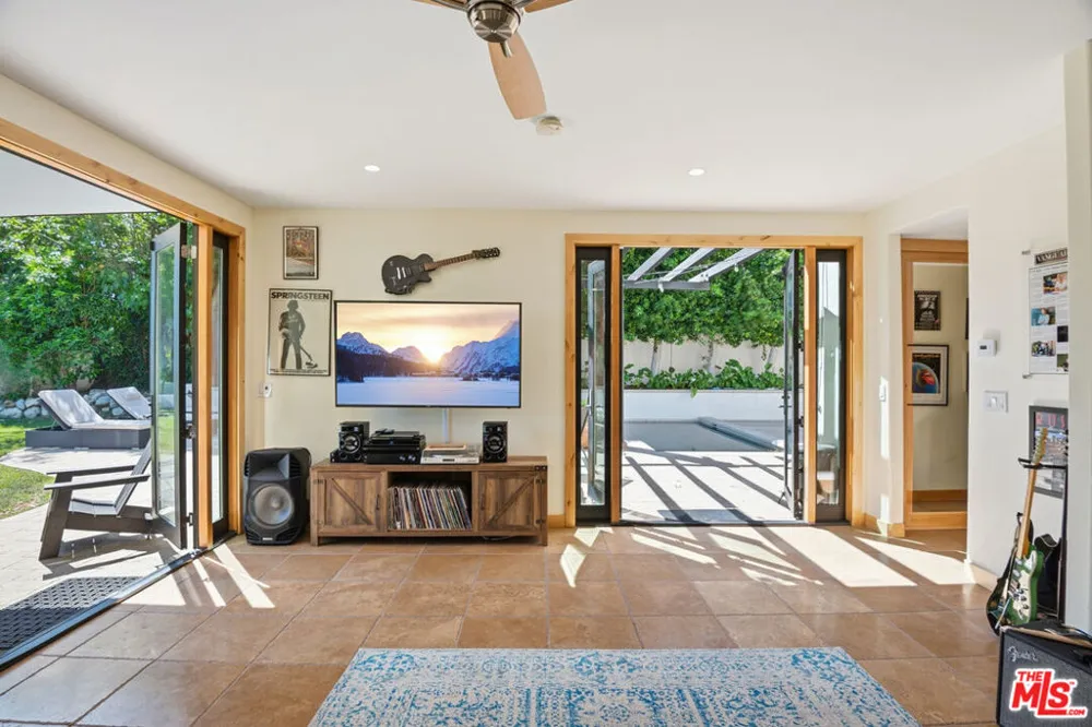 16820 Oak View Drive Encino, CA 91436