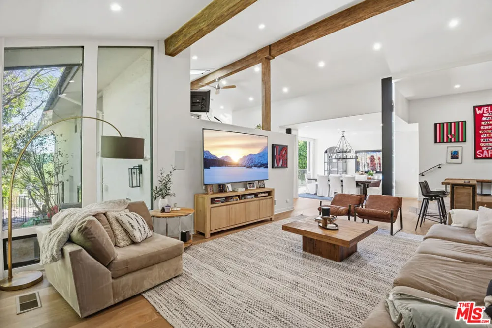 16820 Oak View Drive Encino, CA 91436