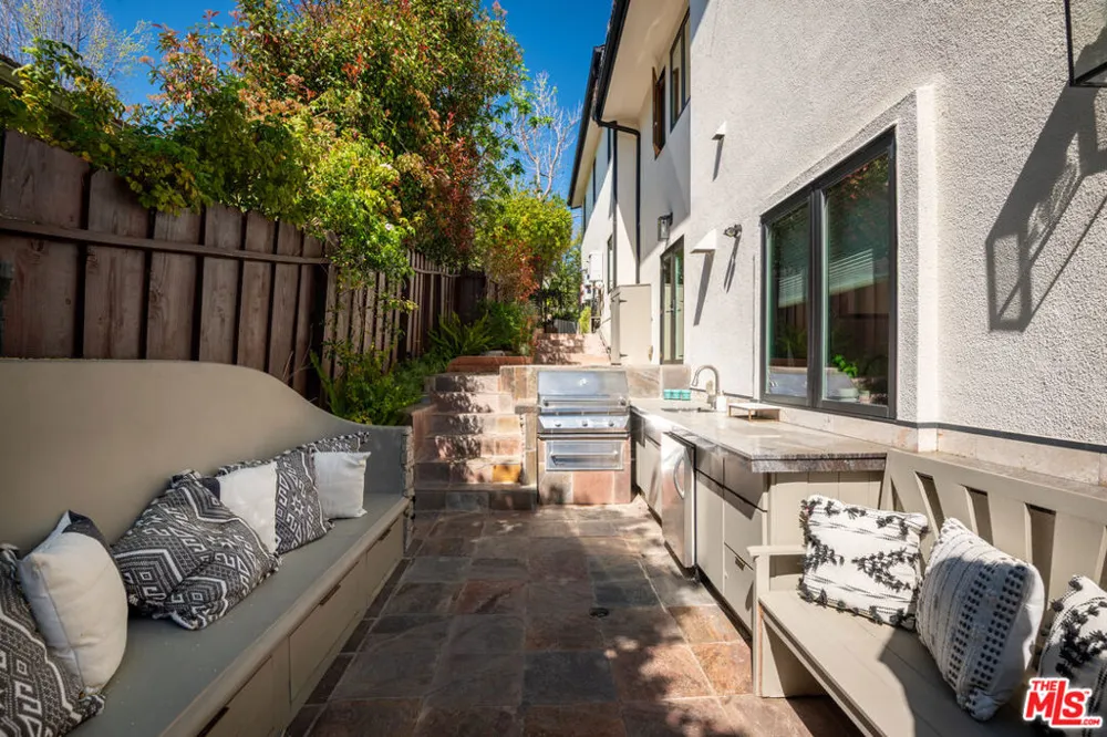 16820 Oak View Drive Encino, CA 91436