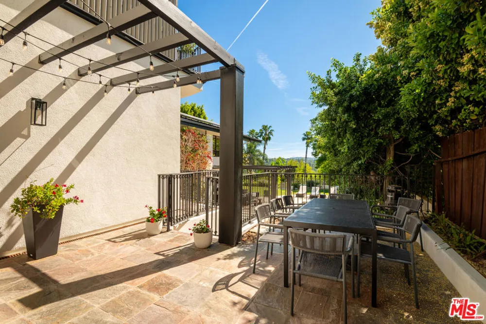 16820 Oak View Drive Encino, CA 91436