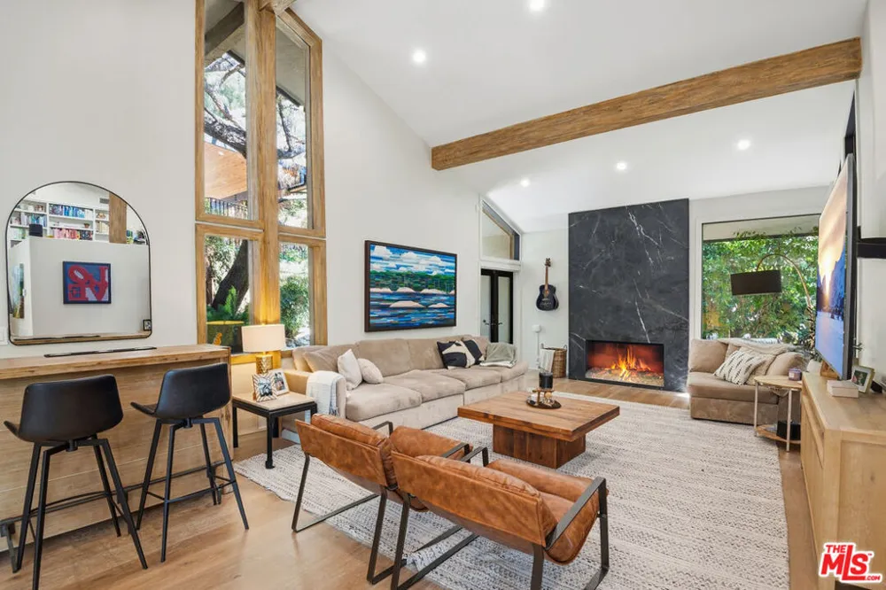 16820 Oak View Drive Encino, CA 91436