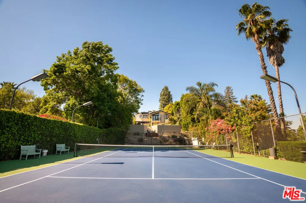 16820 Oak View Drive Encino, CA 91436