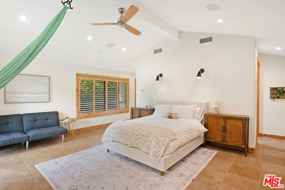 16820 Oak View Drive Encino, CA 91436