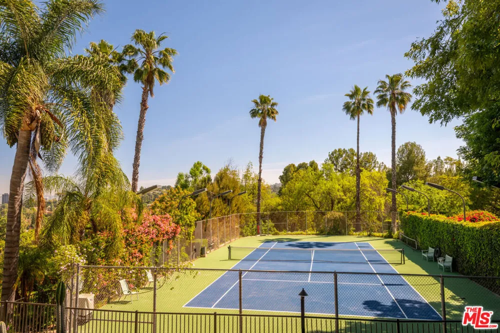 16820 Oak View Drive Encino, CA 91436