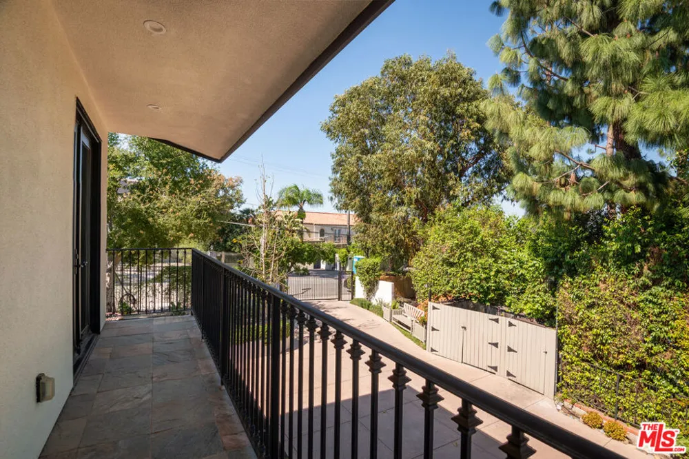 16820 Oak View Drive Encino, CA 91436