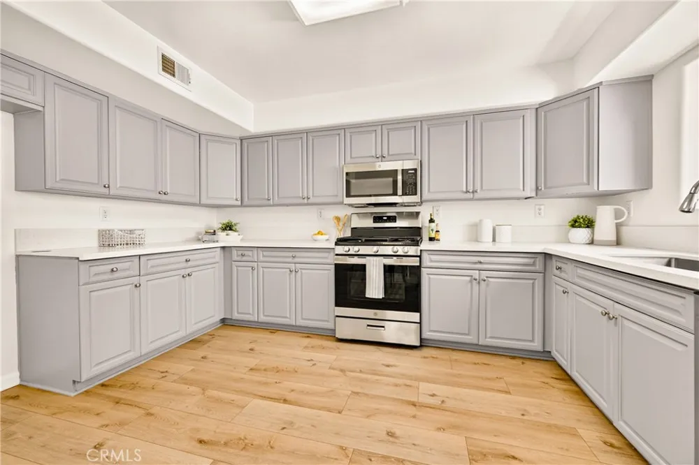 6446 Woodley Avenue #3 Lake Balboa, CA 91406