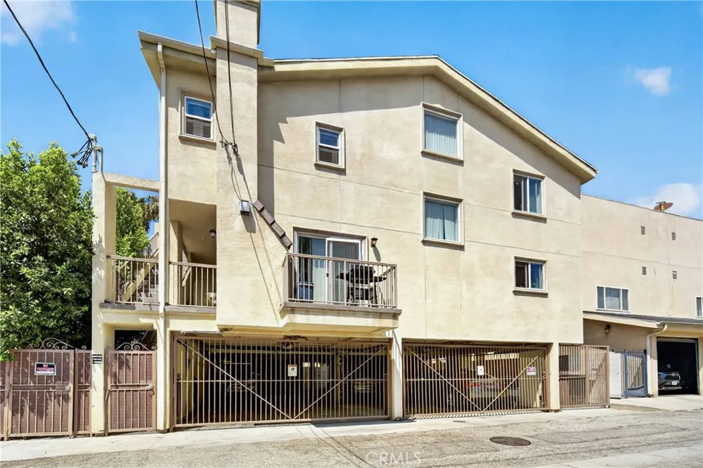 6446 Woodley Avenue #3 Lake Balboa, CA 91406