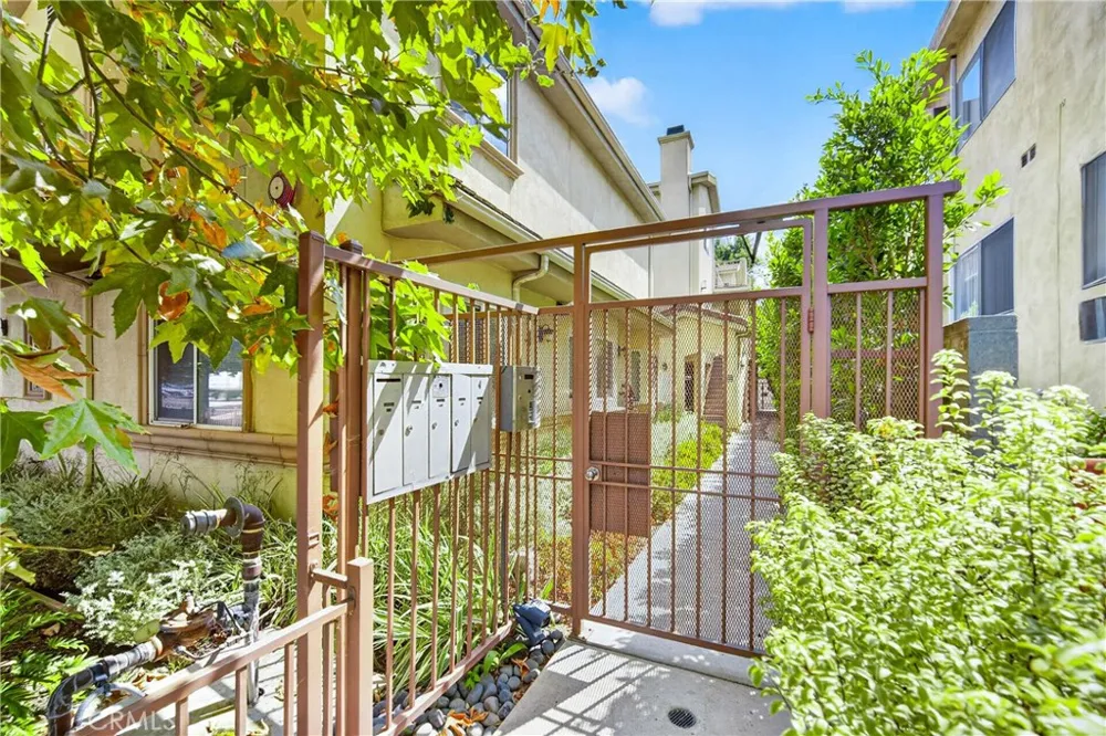 6446 Woodley Avenue #3 Lake Balboa, CA 91406