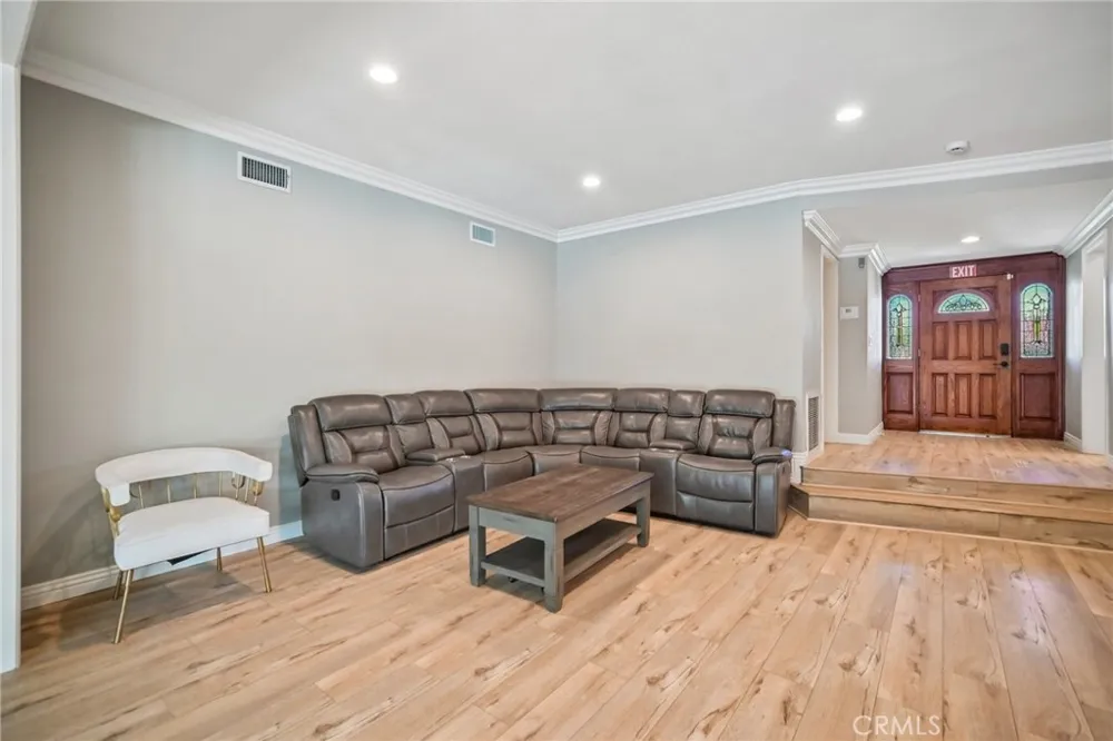 9509 Jellico Avenue Northridge, CA 91325
