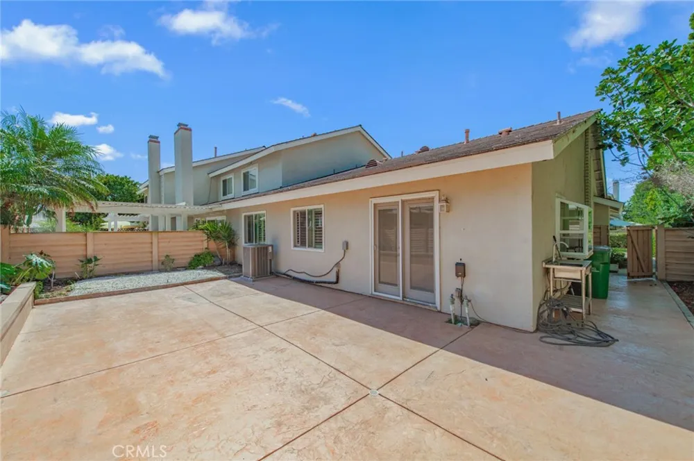 38 Cresthaven Irvine, CA 92604