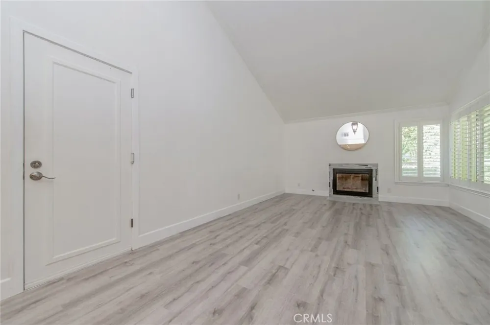 38 Cresthaven Irvine, CA 92604