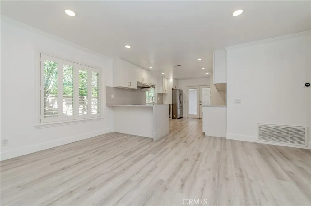 38 Cresthaven Irvine, CA 92604