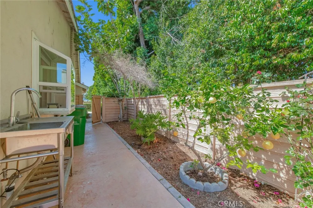 38 Cresthaven Irvine, CA 92604