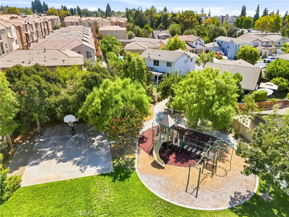 2822 Parksquare Pomona, CA 91767