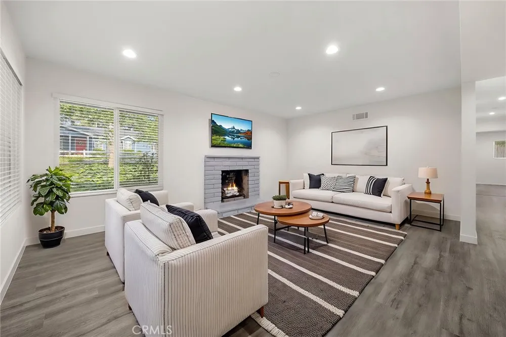 369 San Juan Way La Canada Flintridge, CA 91011