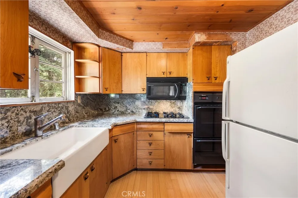 320 Flower Drive Lake Arrowhead, CA 92352