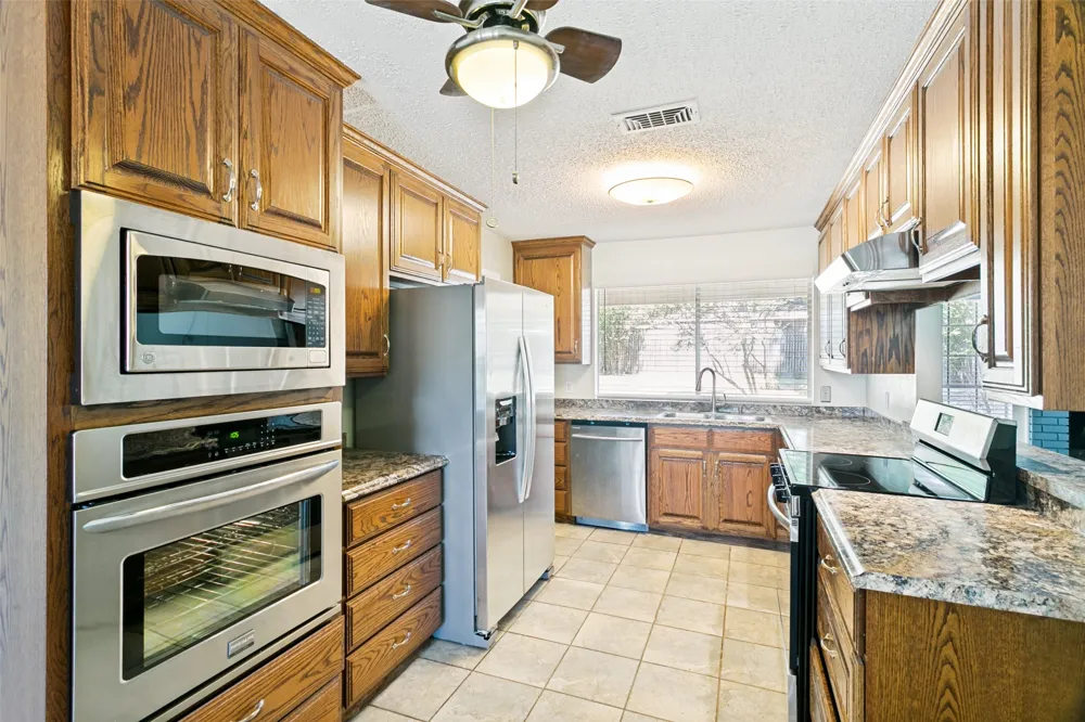 1117 S Thornbush Circle Arlington, TX 76013
