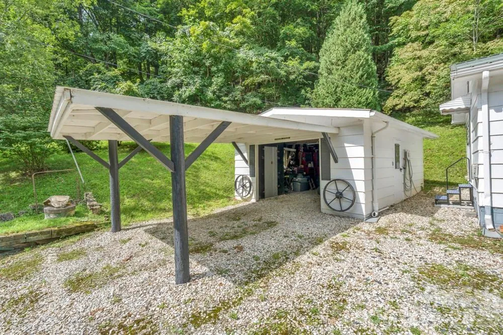 2850 Henson Creek Road Newland, NC 28657