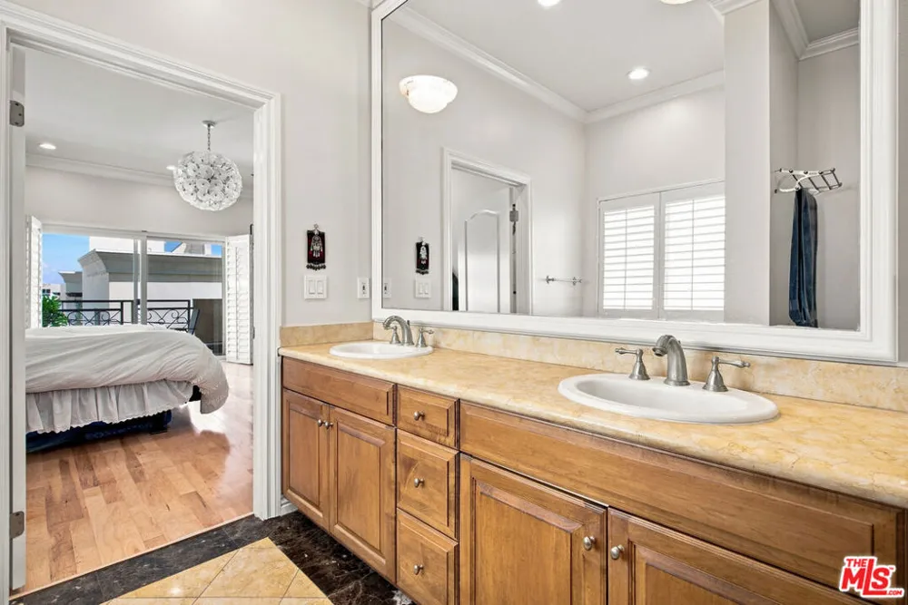 11840 Dorothy Street #302 Los Angeles, CA 90049