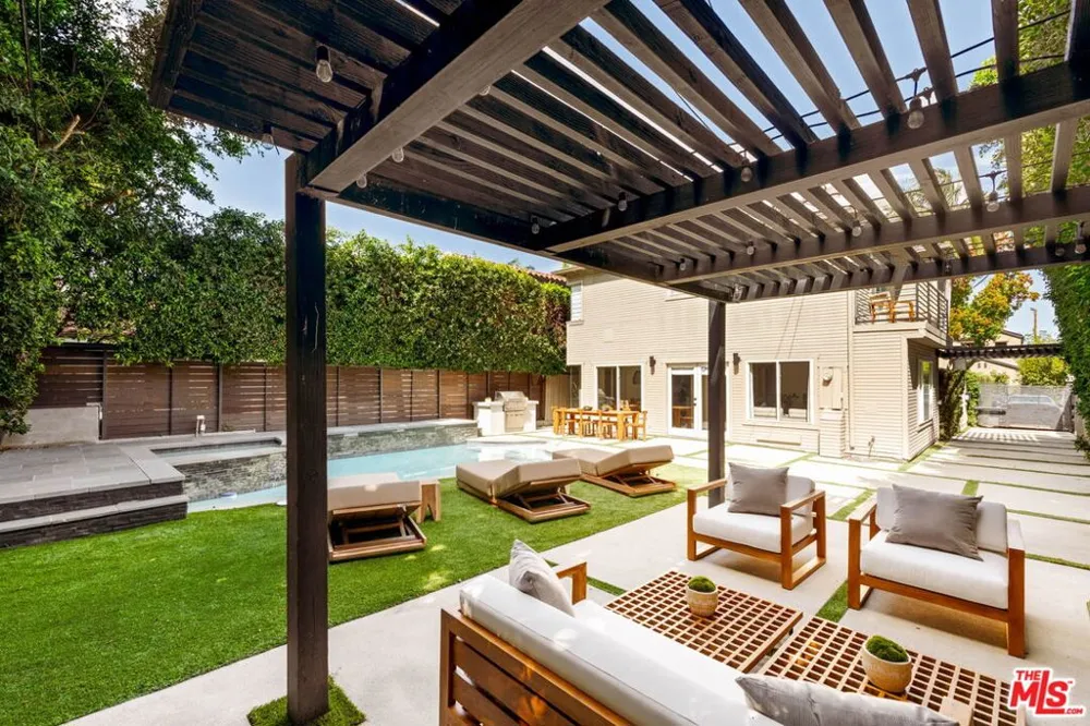 825 Huntley West Hollywood, CA 90069